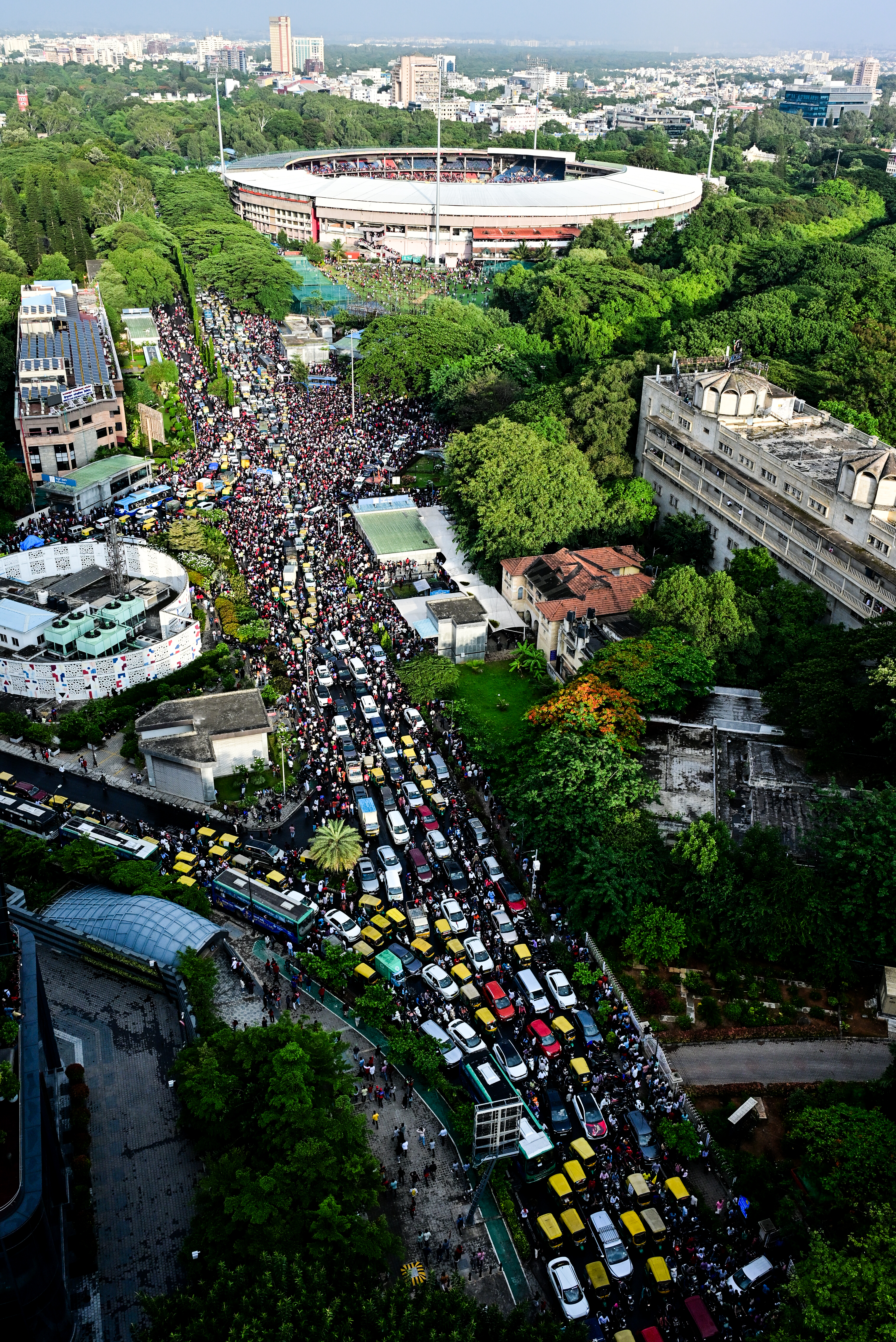 Roads leading to the Chinnaswamy stadium were gridlocked. DH photo/P S Krishnakumar