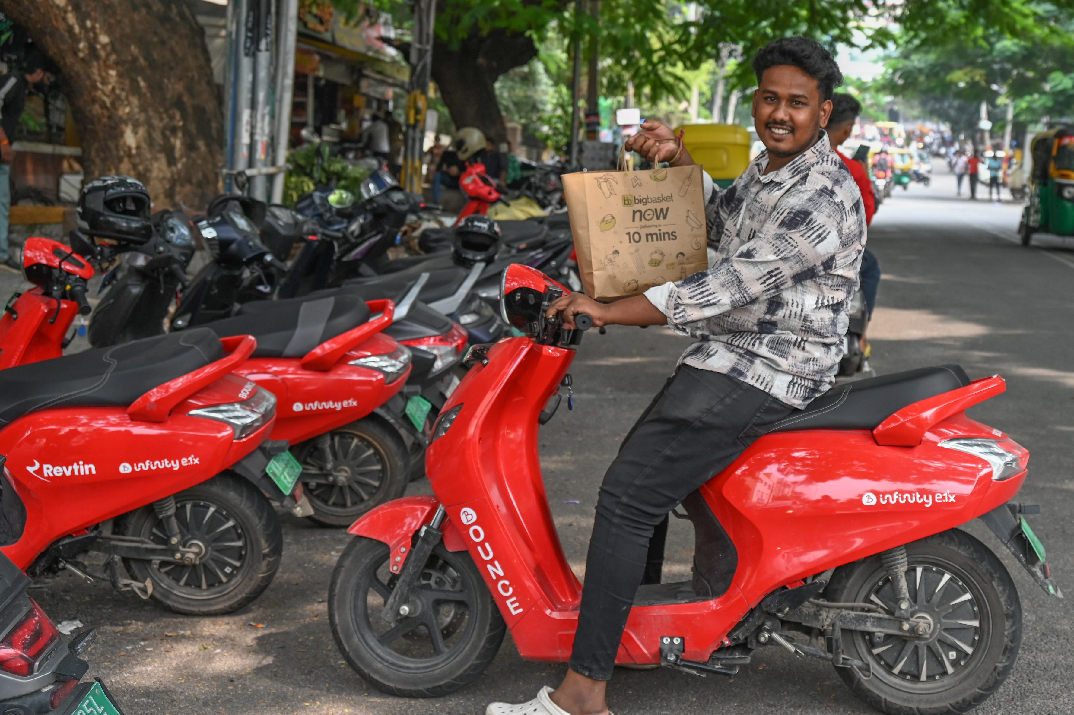 Various company and shops food grains delivery boys service to house steps in Bengaluru on Saturday 26th October 2024. DH Photo/ S K Dinesh