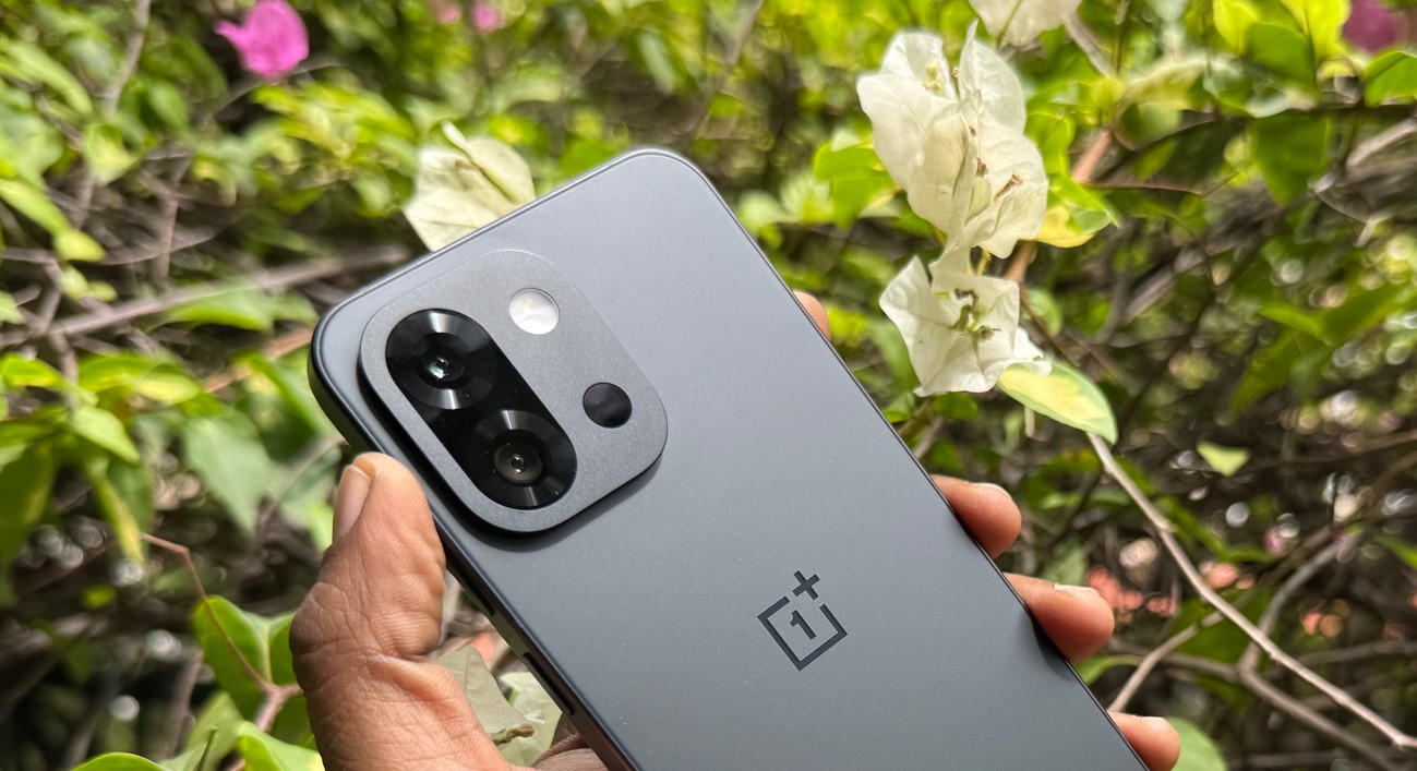 OnePlus 13s.