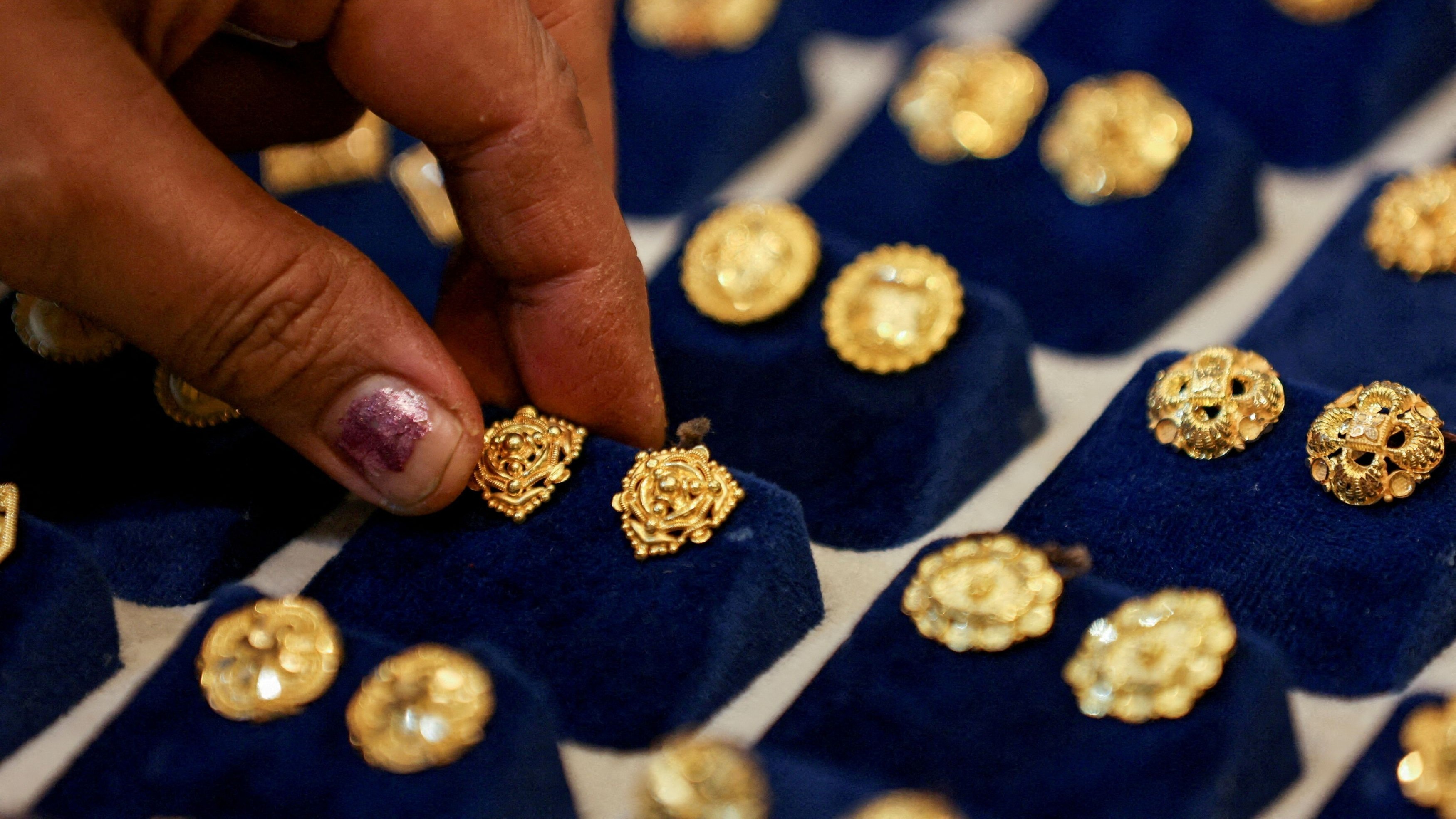 Gold plunges Rs 1,000 amid sell-off in global markets