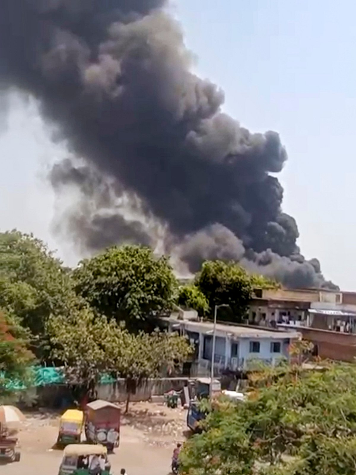 elfbar nachfüll pod läuft aus Massive Fire Breaks Out In Scrap Godown In Vapi; Seven Godowns Engulfed In  Blaze One After Other main image 1