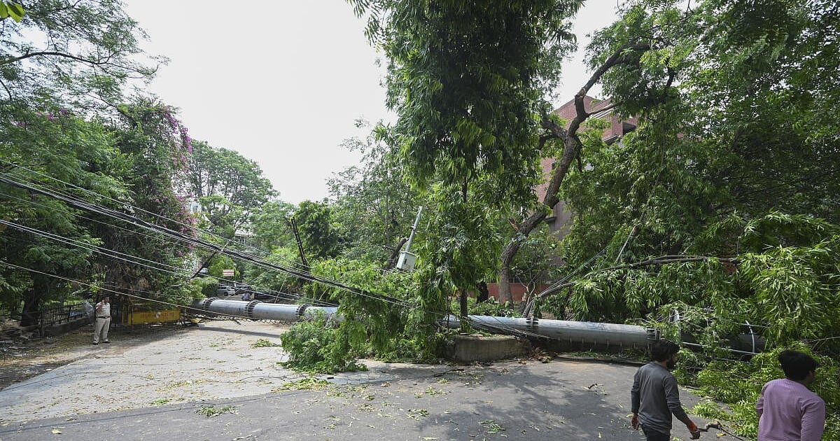 30 Meter hoher Mobilfunkmast stürzt in Safdarjung Enclave ein ...