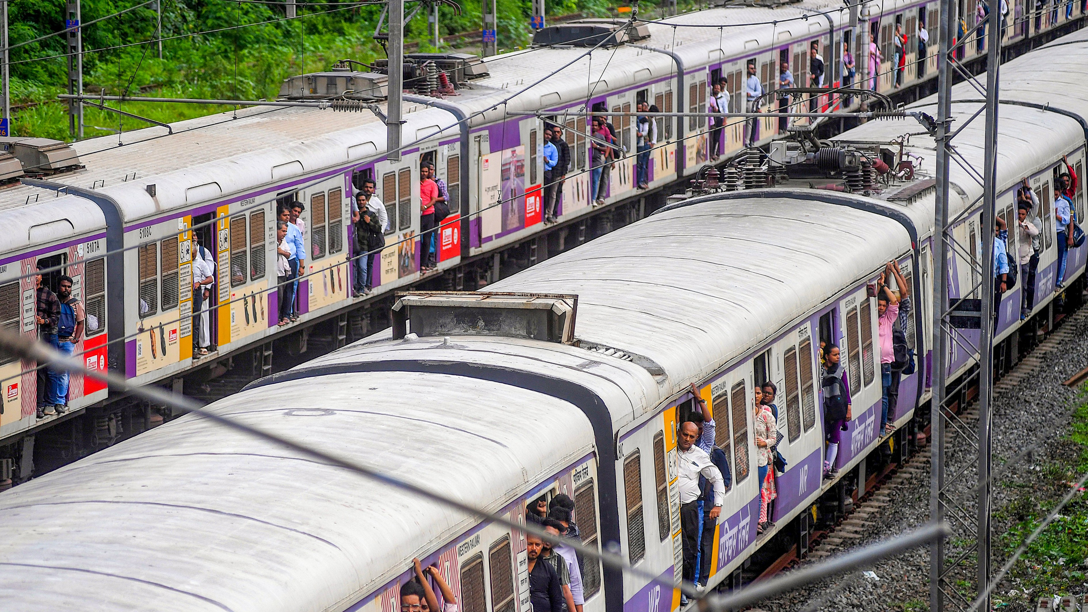 Mumbai local train passengers pull emergency chain to help woman in labor; GRP officials call auto to hospital