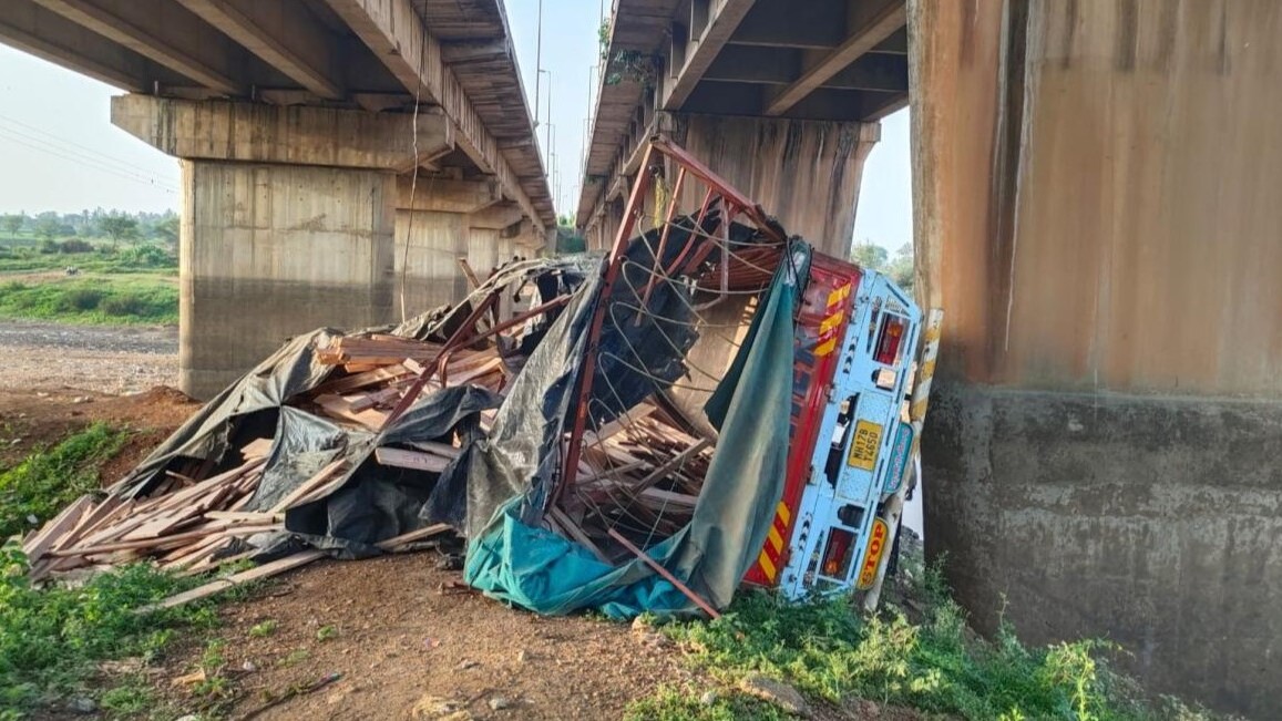 Vehicle carrying mangoes falls off flyover in Agra, 4 killed