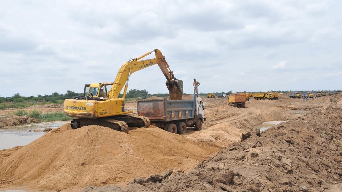 Sand mafia attacks govt officials in UP's Jhansi, flee with seized tractors