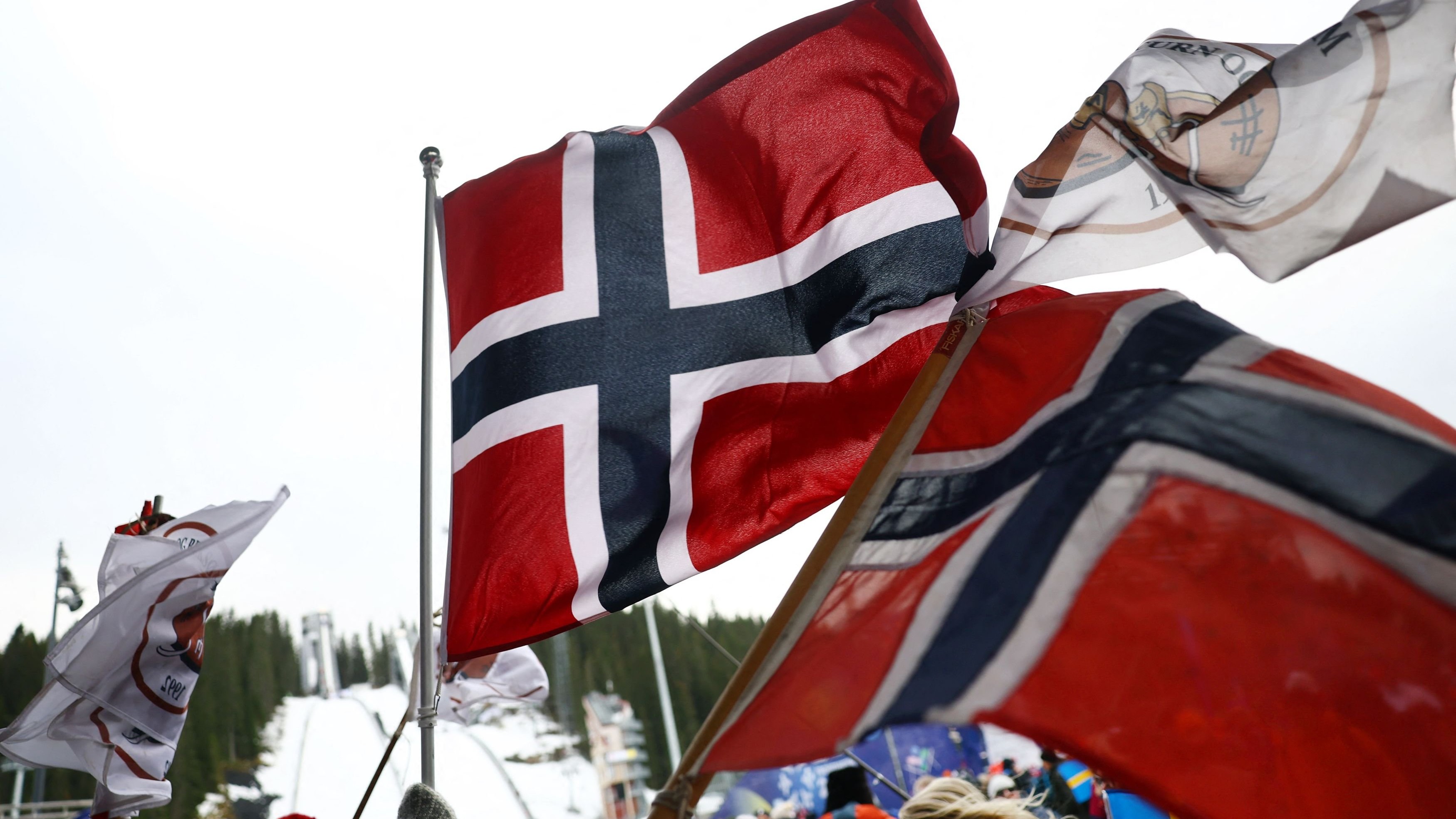 Norway central bank cuts rates in surprise move