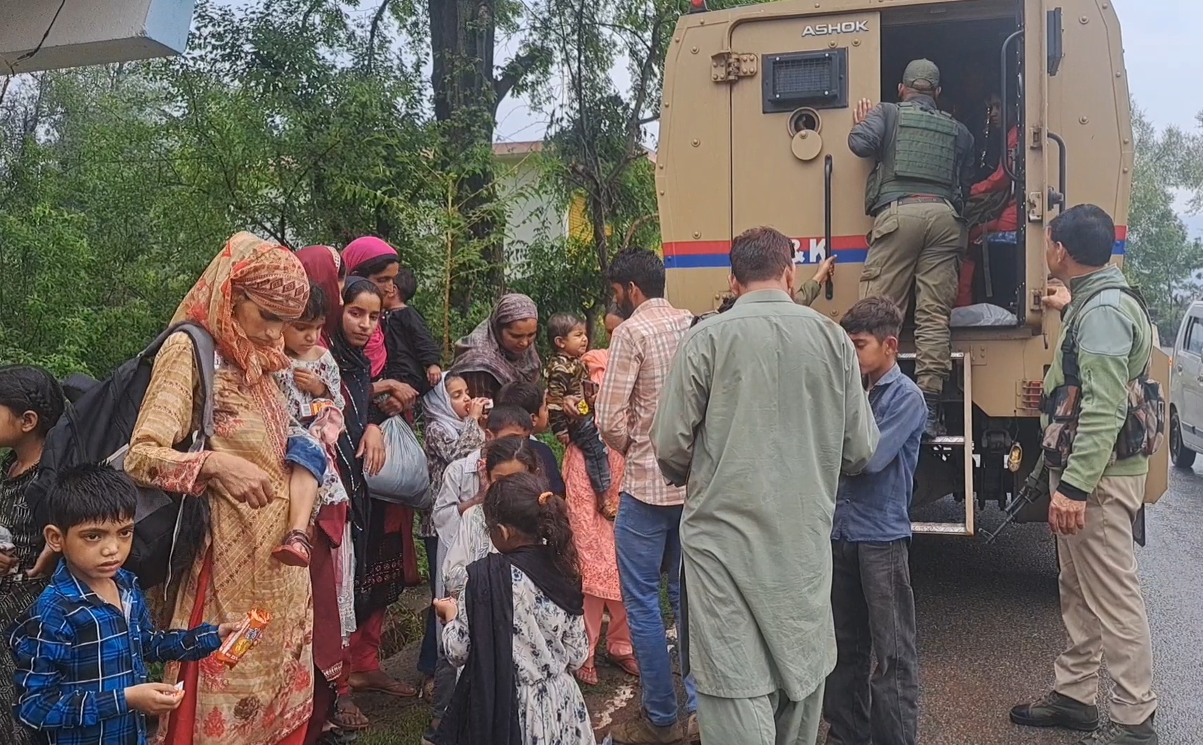  Residents from across Mendhar migrating to 'safer' zones with help from J&amp;K police and administration.