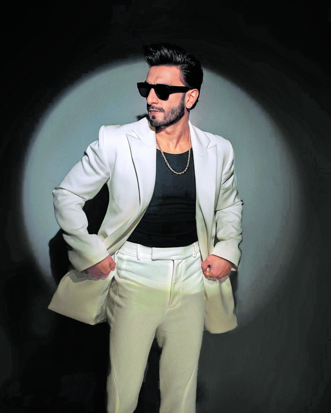 Expression of individuality
Never one to shy away from making a bold statement Ranveer Singh takes the white blazer to daring new heights. From unconventional textures to unique styling combinations Ranveer’s approach is fearless and boundary-pushing. His charisma transforms the white blazer from a simple garment to a powerful expression of individuality.