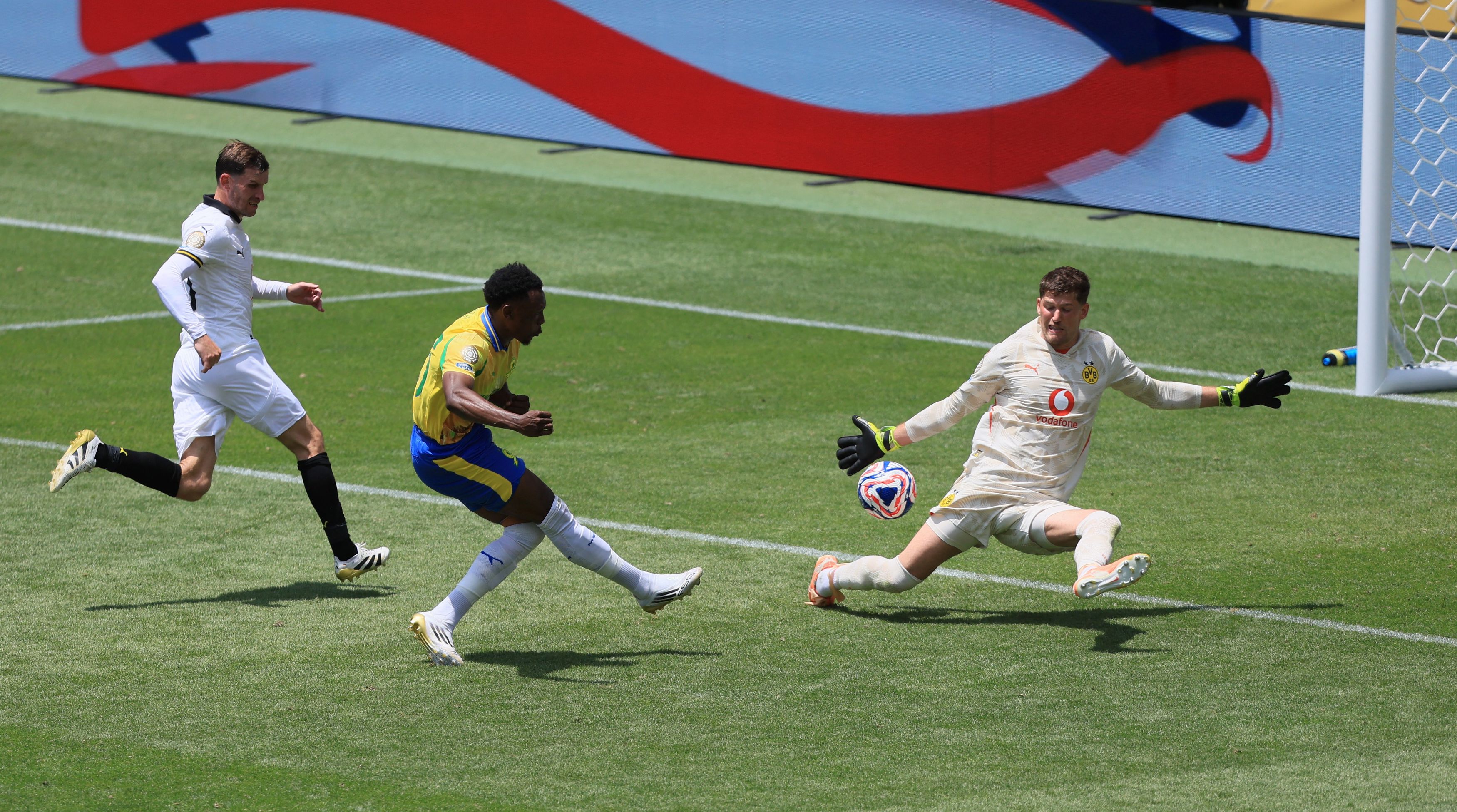 Dortmund hold off Sundowns to close on CWC knockouts
