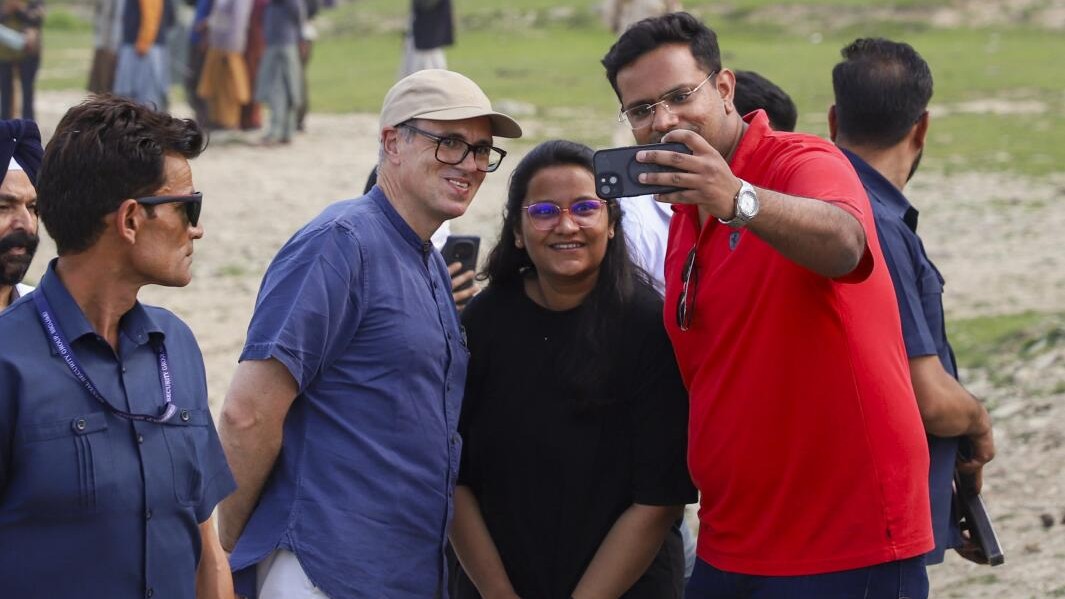 Omar Abdullah meets tourists in Gulmarg