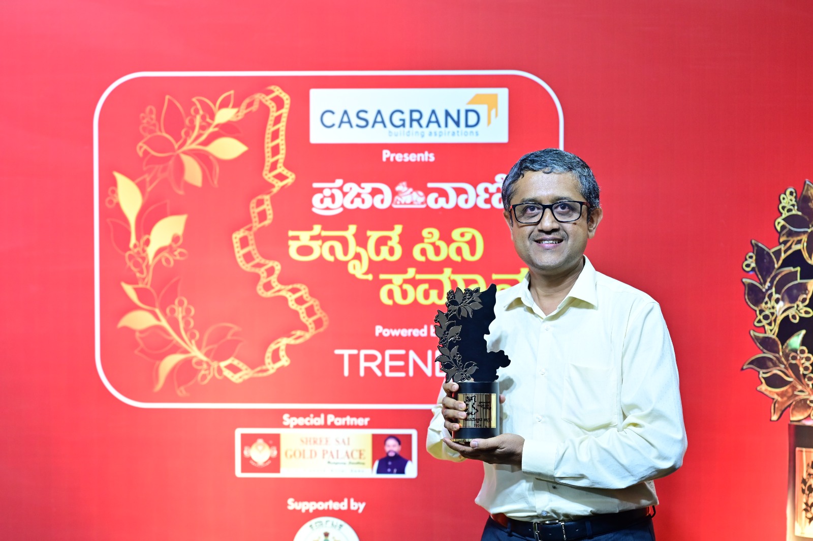 Rajesh Keelambi, Producer of Shakhahaari movie with the People's Choice Best Movie Award at Prajavani Cine Sammana 2025.