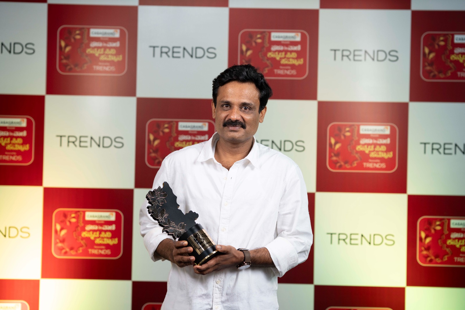 Gopal Deshpande wins Best Supporting Actor for his performance in Shakhahaari.