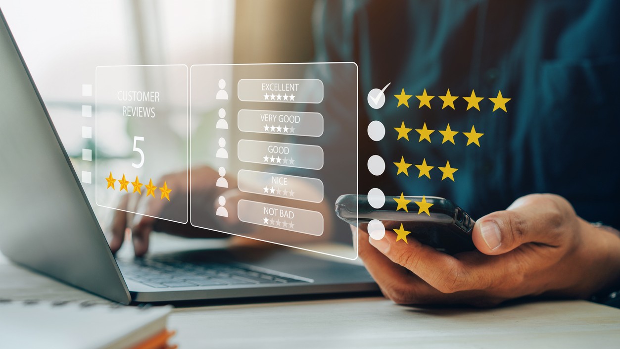 Online Reviews Exposed: Why Extremes Dominate and Average Voices Disappear