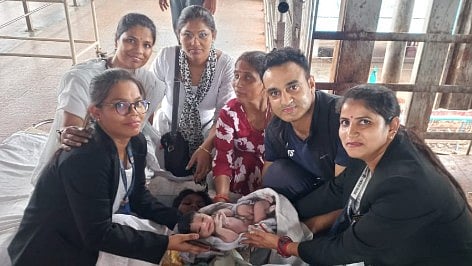 Army Doctor Delivers Baby on Jhansi Platform with Improvised Tools