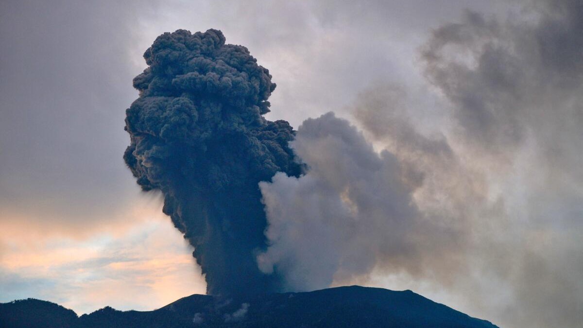 Australian airlines cancel several flights from Australia to Bali after volcanic eruption