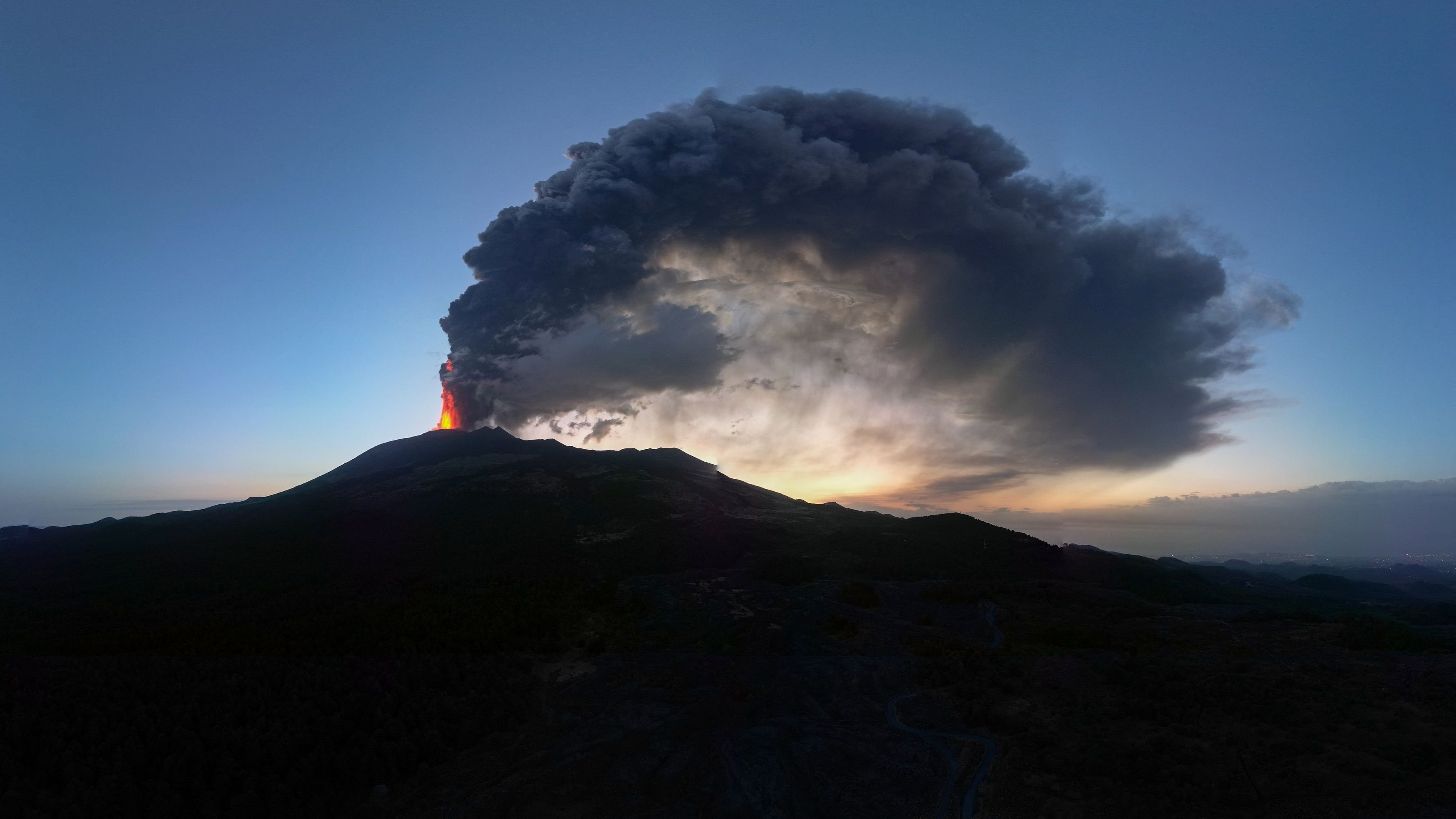 The complex link between volcanoes and seismic activities