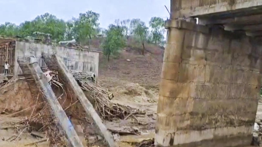 Jharkhand girl swims to school after bridge collapse