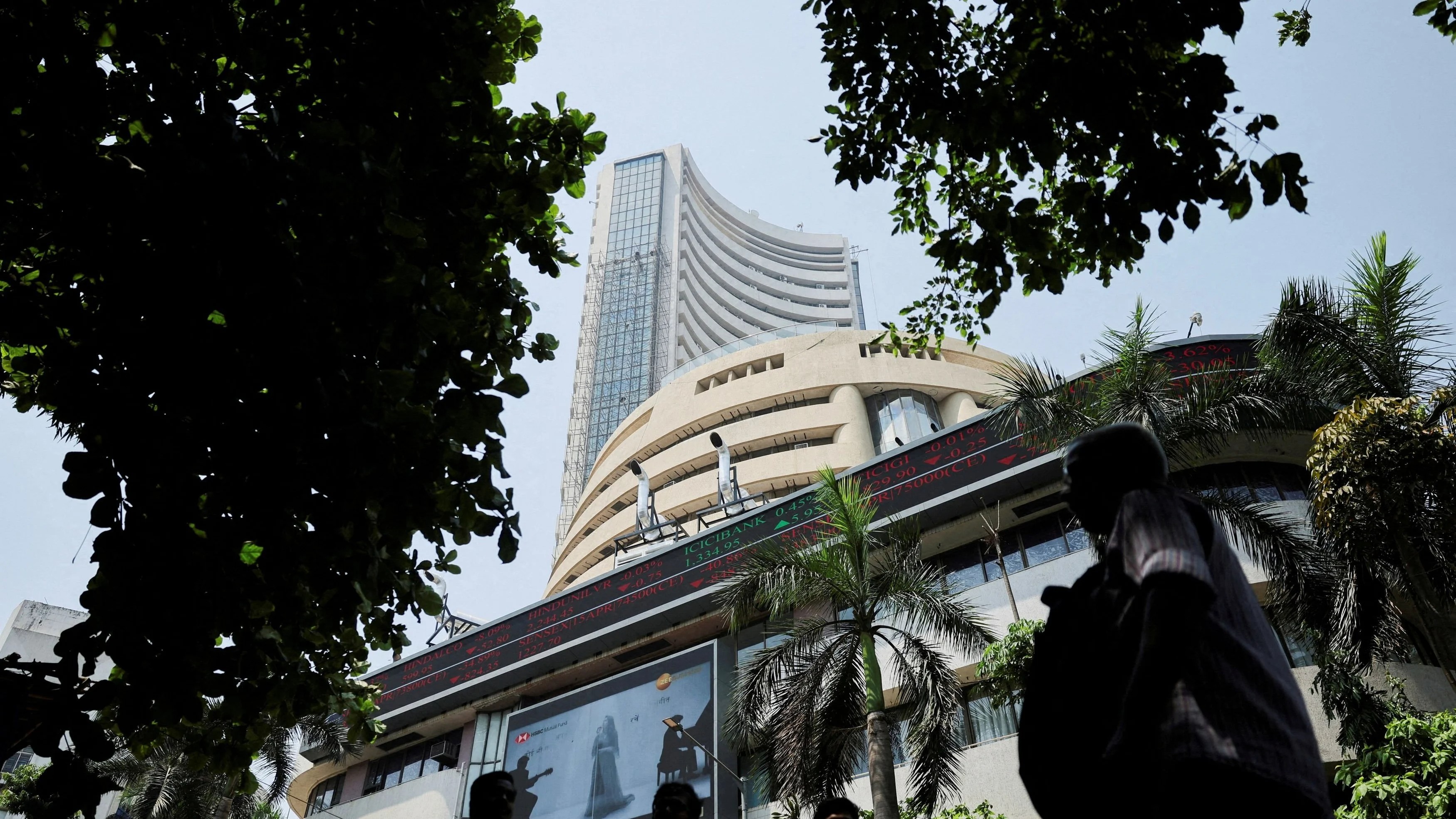 Sensex falls by 160 pts on sell-off in IT, healthcare shares as RBI keeps rate unchanged