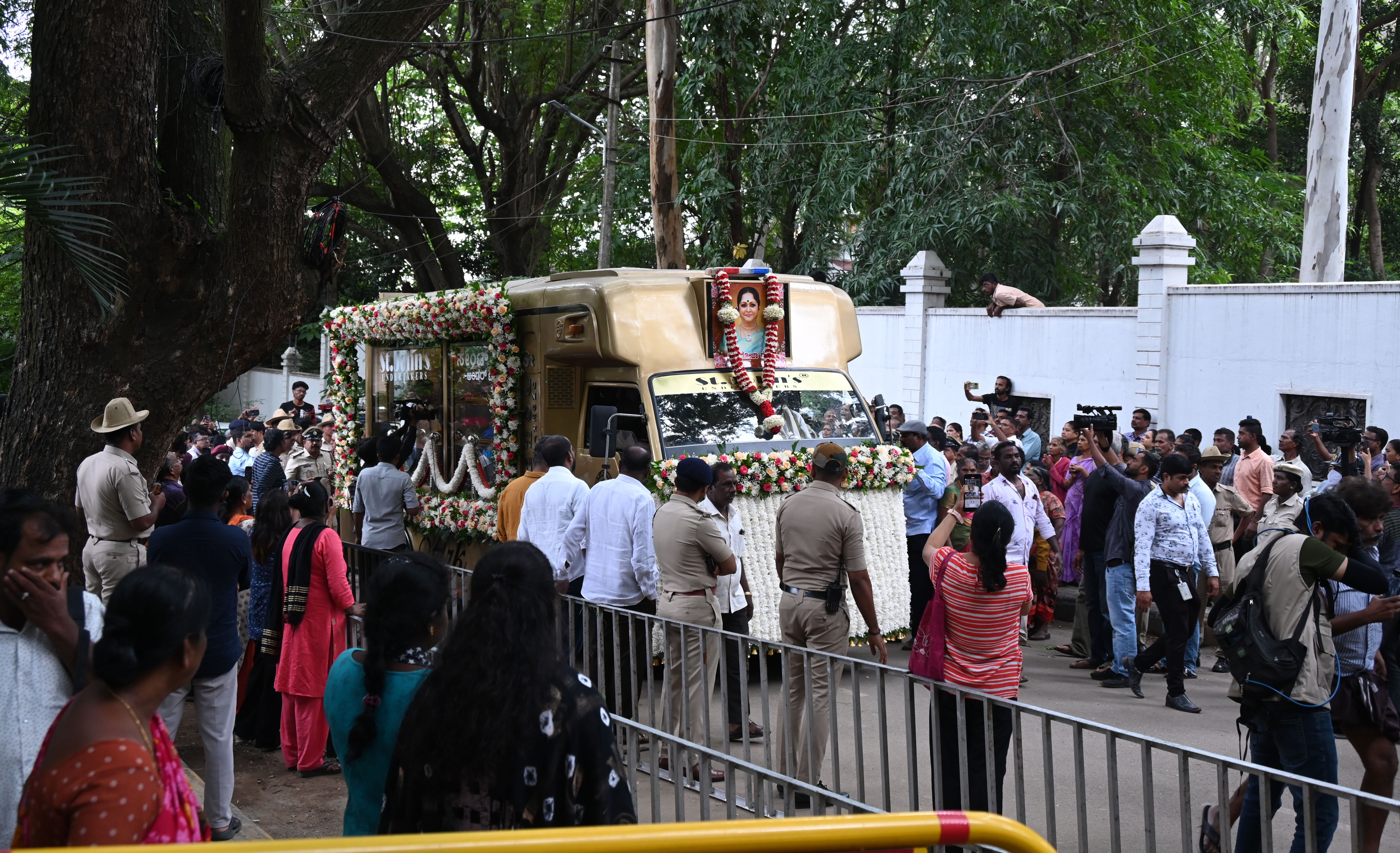 A sea of fans gathered in Malleshwaram, Bengaluru, to bid a heartfelt farewell to the beloved Kannadathu Paingili during her funeral procession.