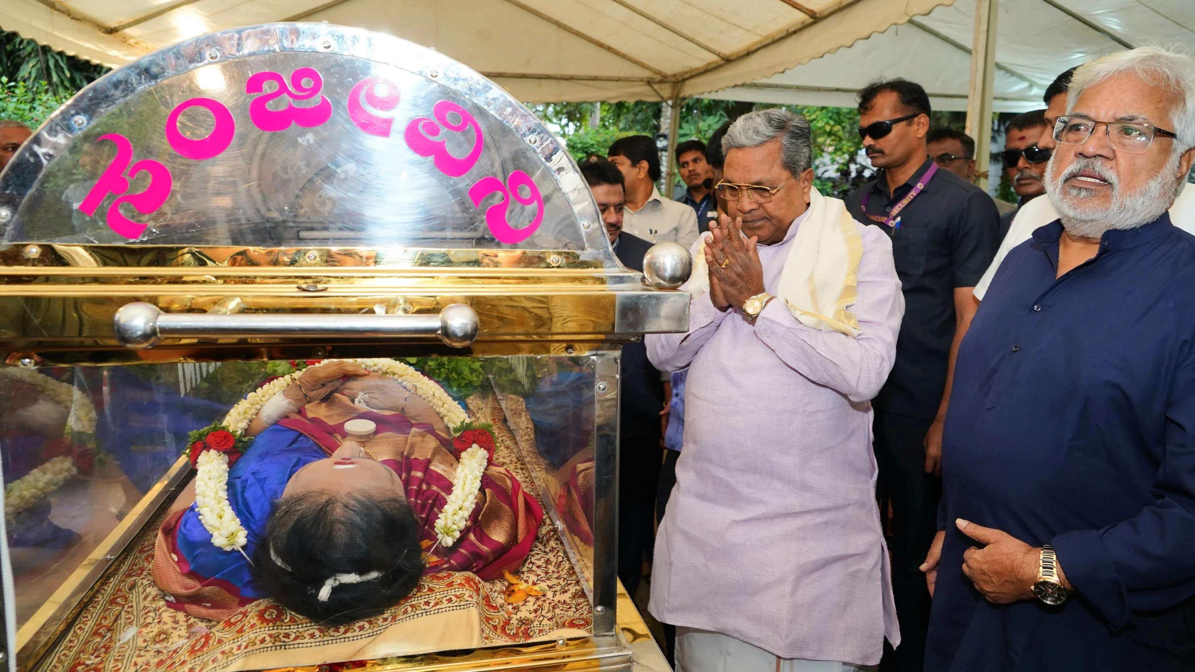 Chief Minister Siddaramaiah pays his last respect to Saroja Devi at her residence in Bengaluru.