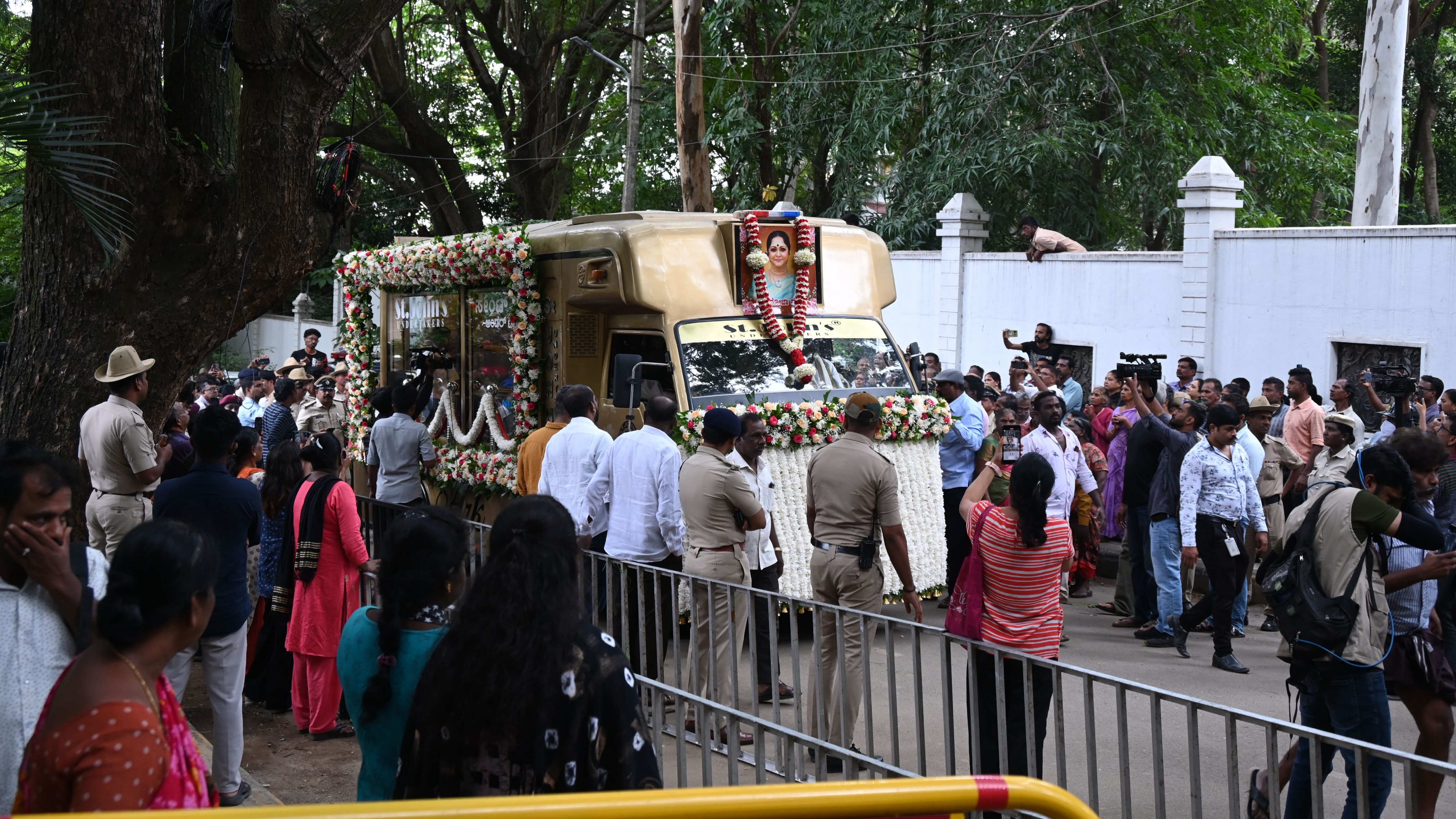 The mortal remains of the actor were taken in a long procession from her residence in Bengaluru to Dashavara.