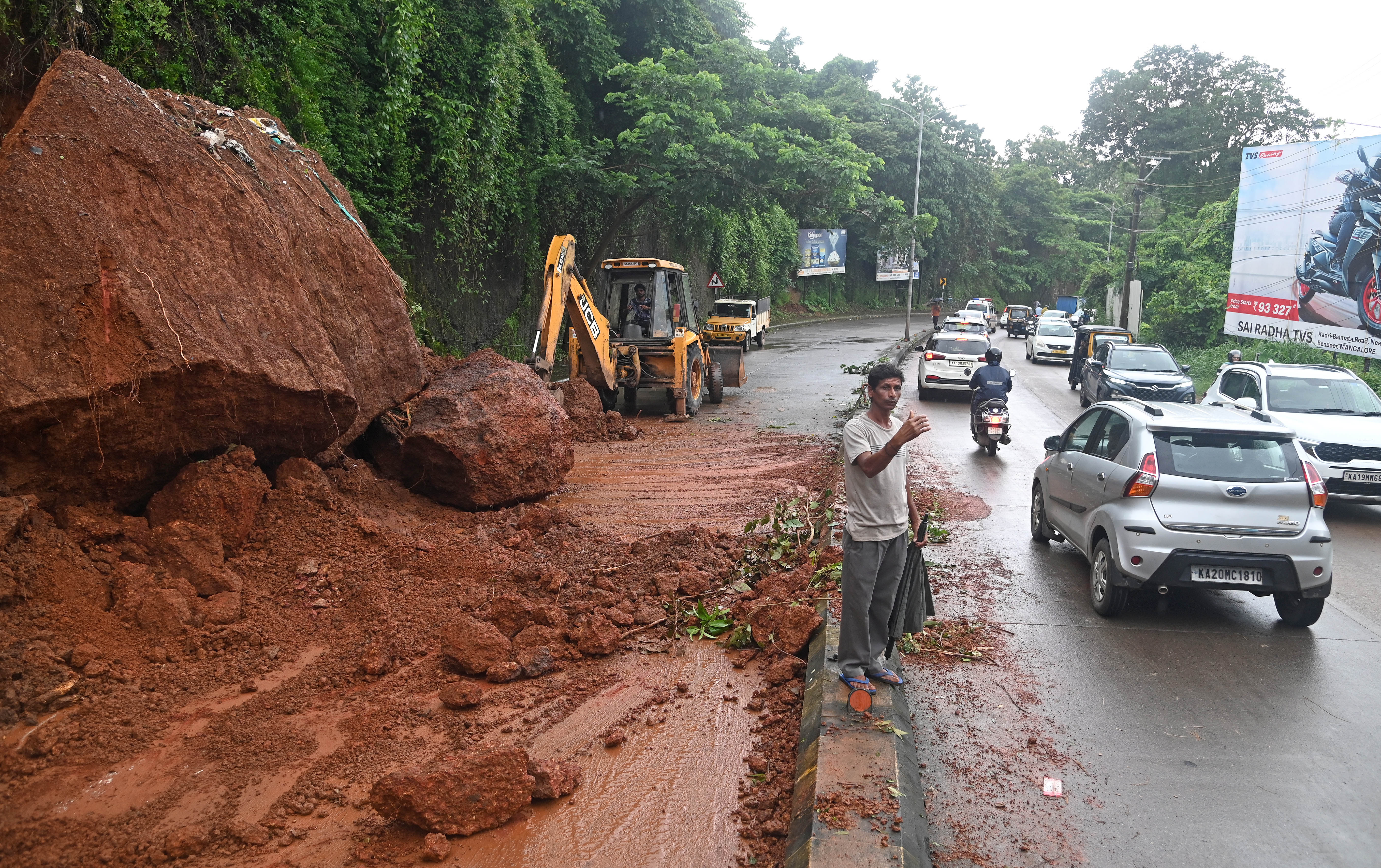 The movement of vehicles is affected following a landslide near Circuit House in Mangaluru on Thursday. DH PHOTO/FAKRUDDIN H