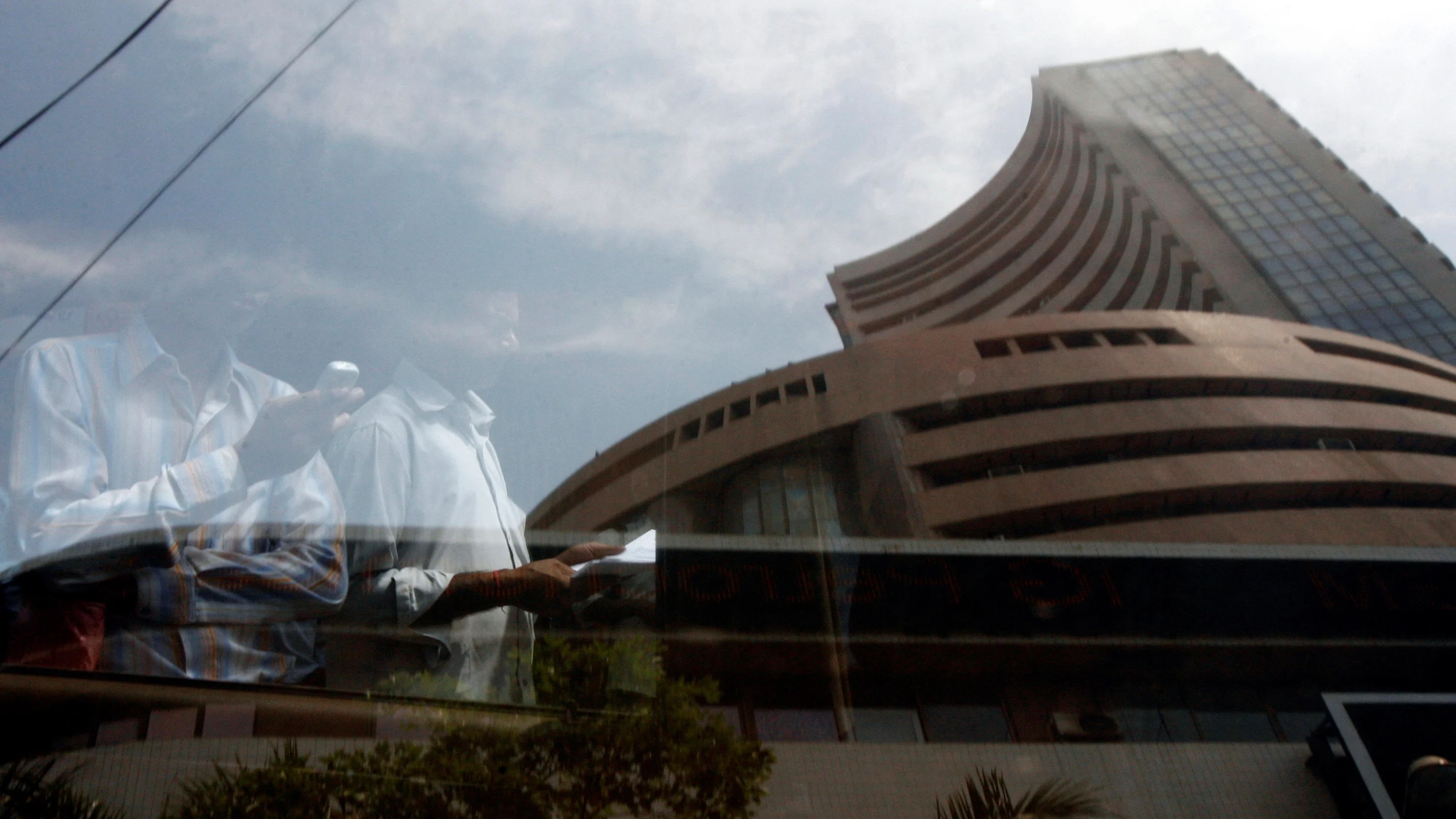 Stock markets close flat; Eternal jumps nearly 11%