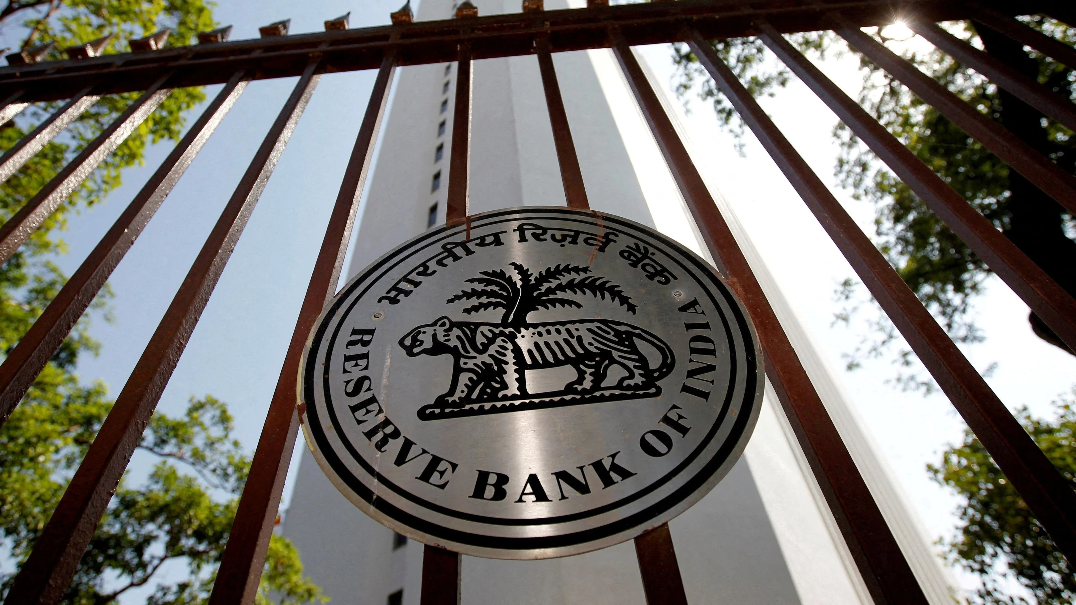 Savings deposit rates of some PSBs at historic low: RBI bulletin