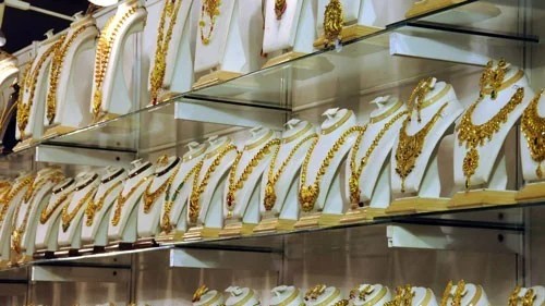 Gold rises Rs 100 to Rs 98,770/10 g; silver trades flat