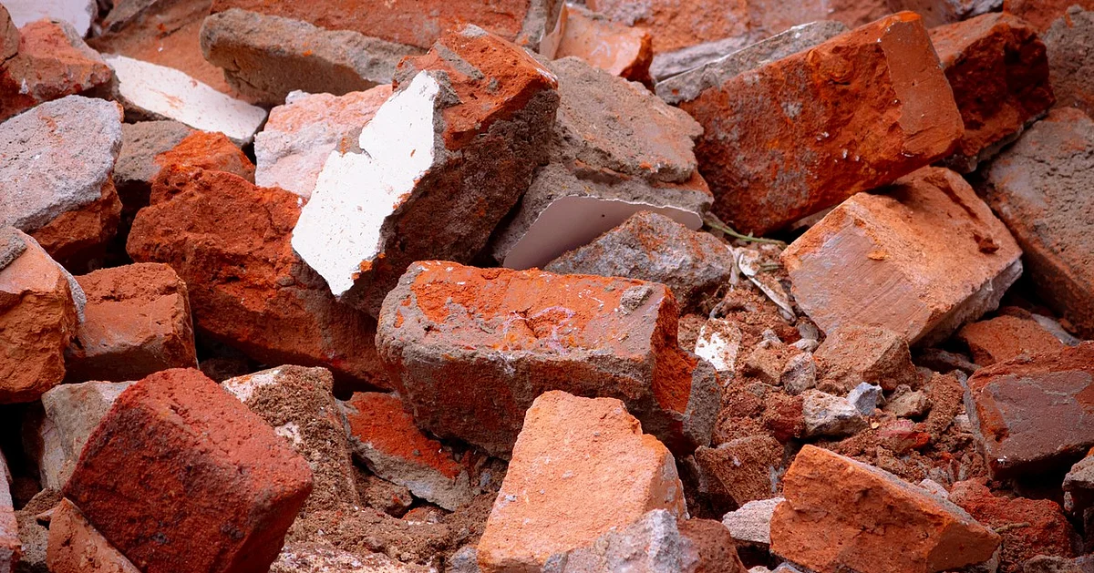 Mumbai Chawl Collapse: 7 Injured, Rescue Ops Underway in Bandra Building Crash