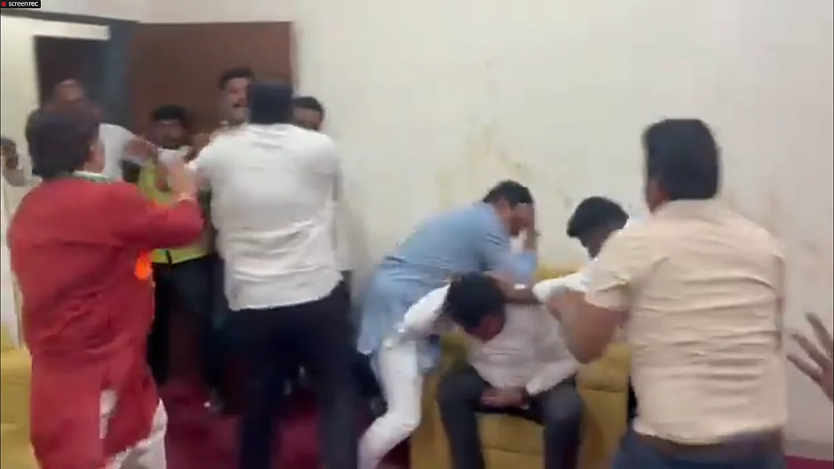 Maharashtra NCP Clash: Party Workers Assault Protesters Over Minister Kokate’s Viral Game Video