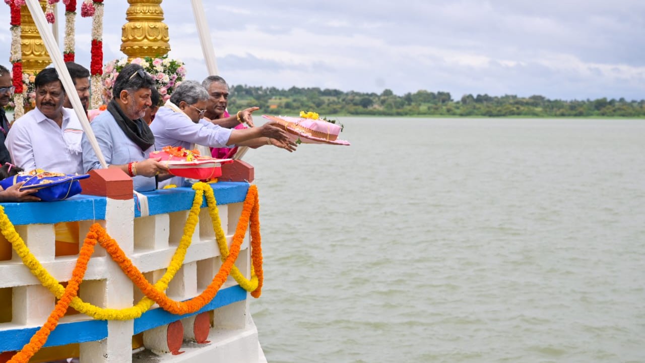 Siddaramaiah, Shivakumar offer Bagina to Kapila river at Kabini Dam