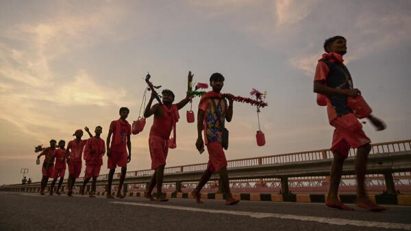 Kanwar volunteers accuse three cops of misbehaviour at pilgrim camp in Meerut