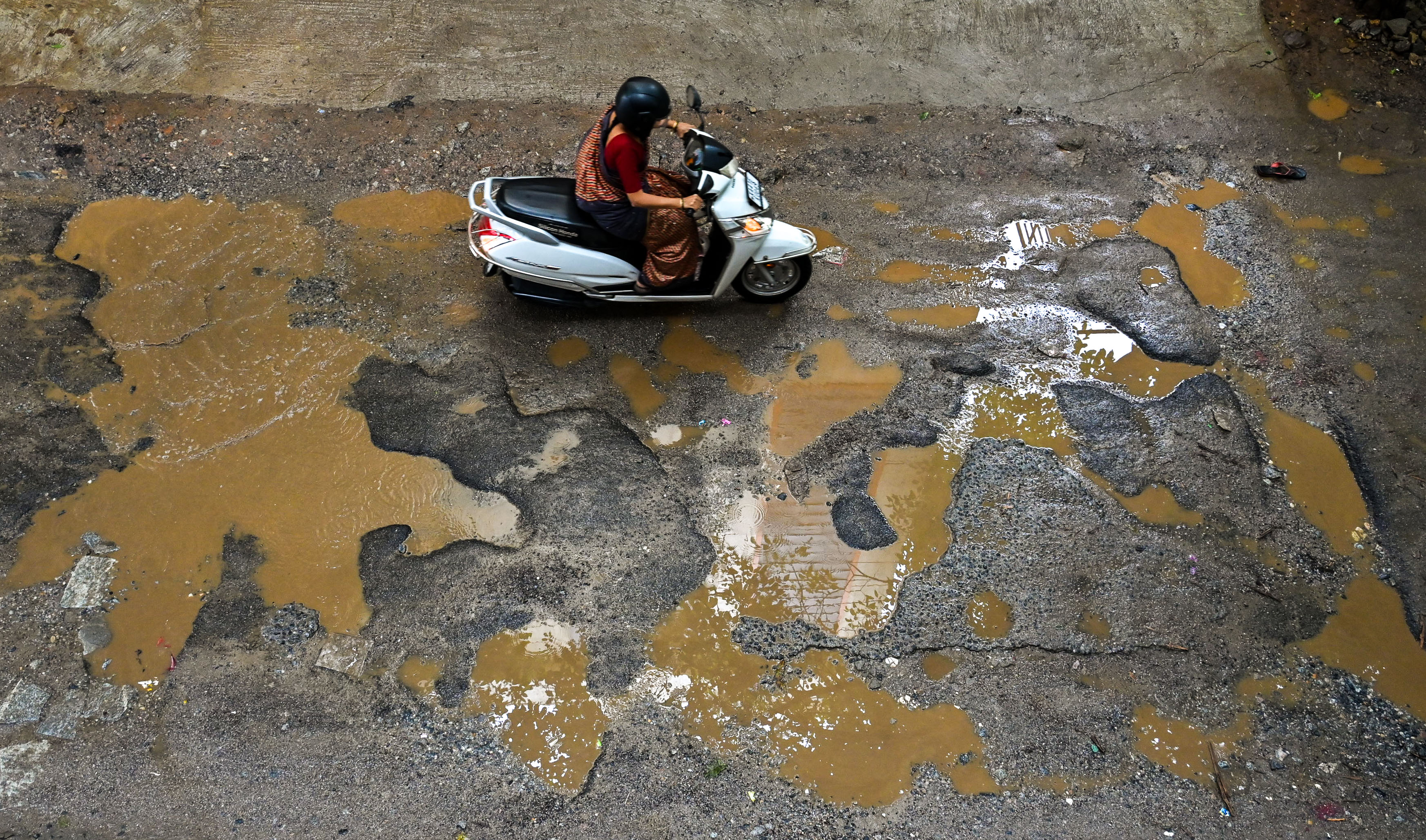 Rain drenches Bengaluru; triggers waterlogging, traffic jams