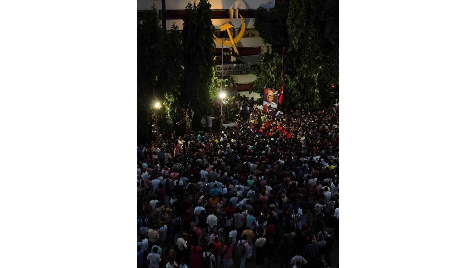 Thousands throng to pay last respects to crowd puller V S Achuthanandan