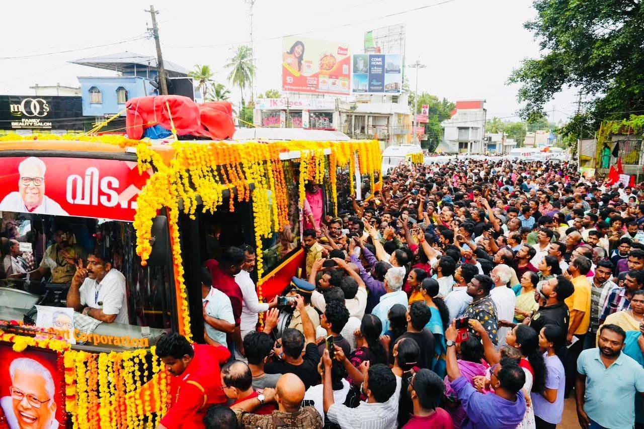 People turned up in large numbers to pay their last rites to the bereaved leader. 