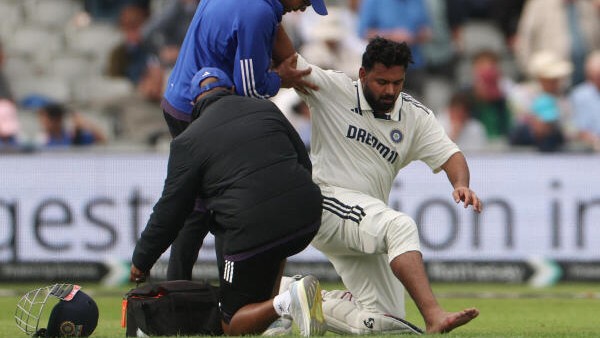Rishabh Pant retires hurt after Woakes' yorker crashes on to his feet