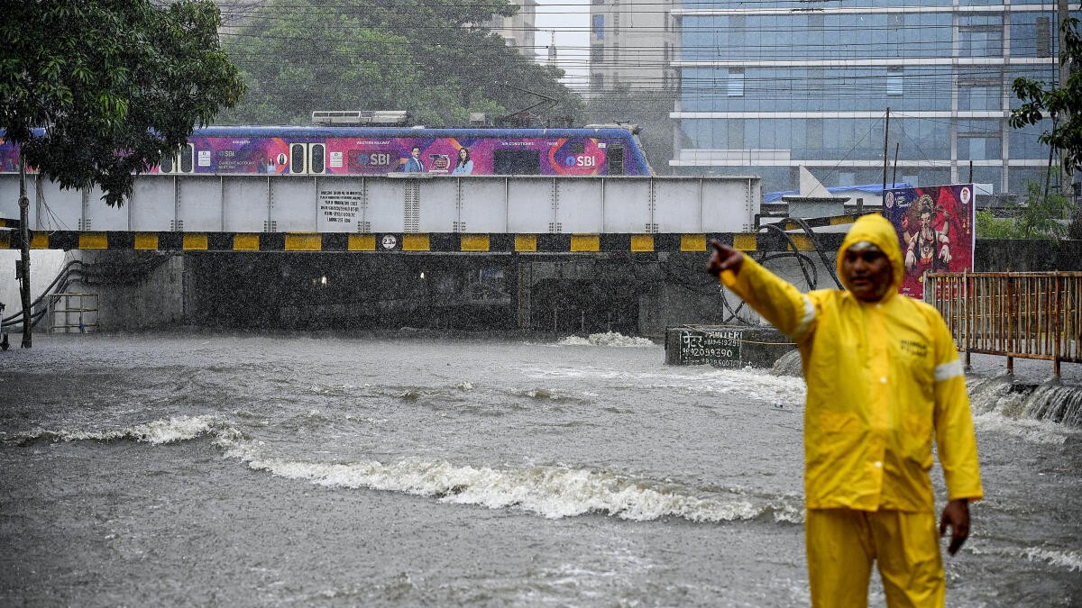 Heavy rains lash Mumbai; airlines issue advisory