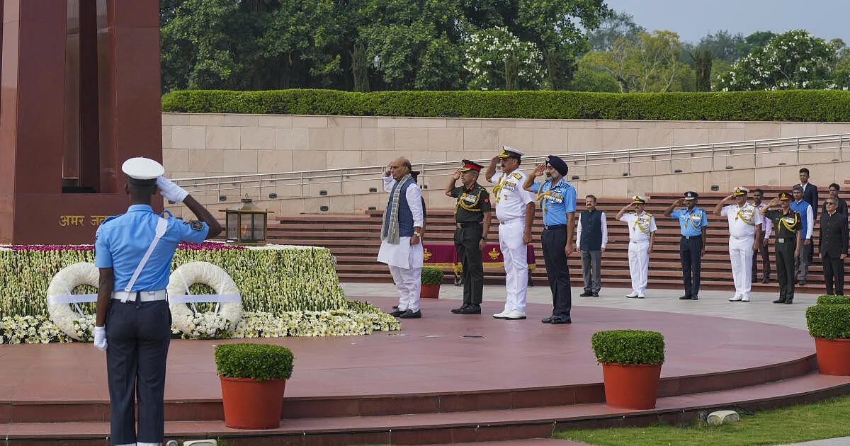 Kargil Vijay Diwas: Rajnath Singh Pays Tribute to Bravehearts on 26th Anniversary