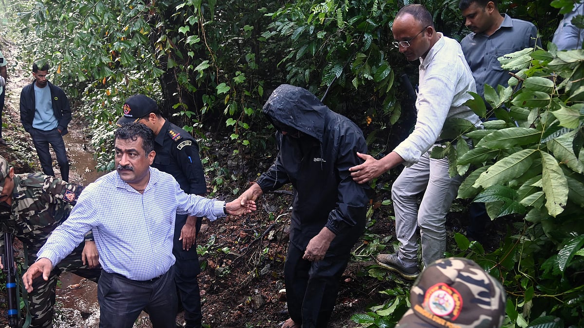 Dharmasthala सामूहिक दफ़न मामले की जांच गहरी हुई: 26 दिन, 15 जगहें और अभी तक कोई शव नहीं मिला 4 Dharmasthala Case Karnataka: Complainant witness taken to alleged spot where bodies were buried