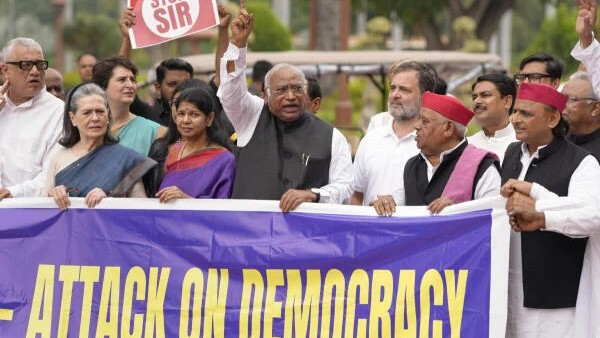 Sonia, Kharge, Rahul, Akhilesh join Opposition leaders in protest against SIR