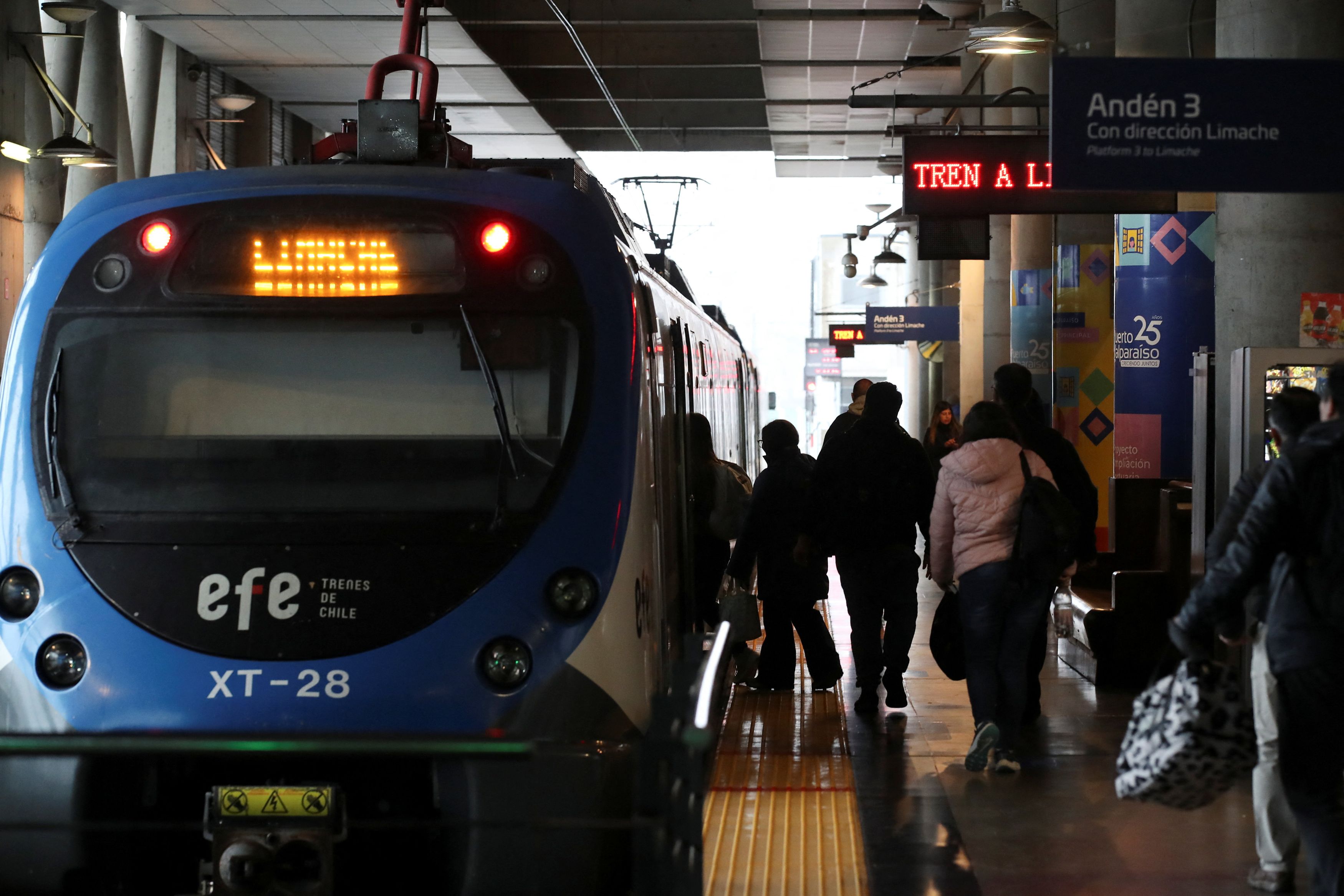 People board a train during an evacuation following a tsunami advisory generated by local authorities, after an earthquake struck off Russia's Far Eastern Kamchatka Peninsula, prompting warnings and evacuations stretching across at the South Pacific, in Vina del Mar, Chile, July 30, 2025. 
