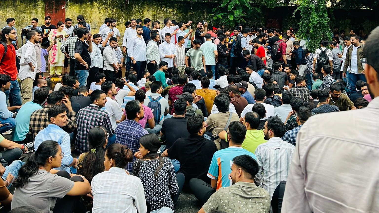 'What are bouncers doing at exam centres?': Aspirants descend in Delhi over SSC exam 'mismanagement'