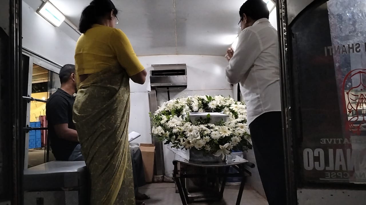 Dead body of Puri girl set on fire arrives in Odisha; Dpty CM & health minister pay floral tribute 