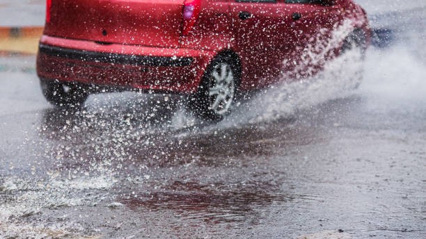 Cab using navigation app falls into canal alongside waterlogged road in Kochi