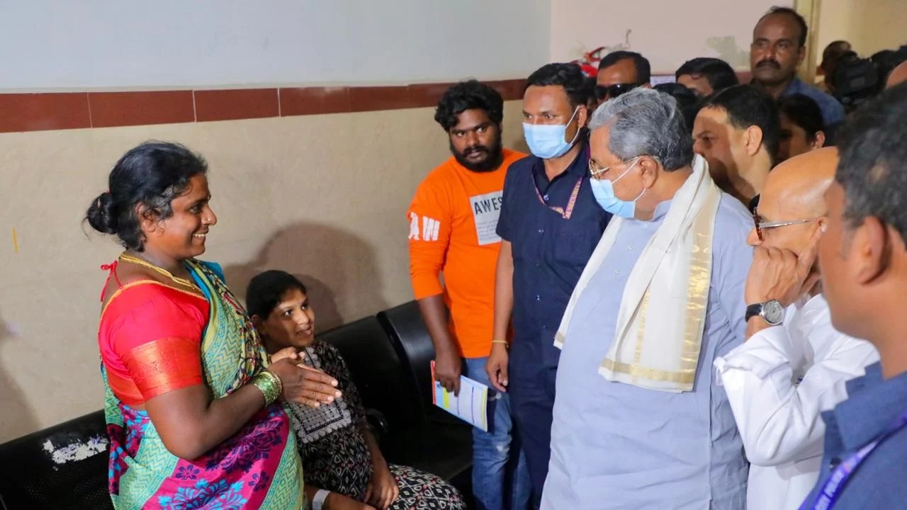 Siddaramaiah pays surprise visit to Victoria Hospital in Bengaluru, asks patients about their well-being