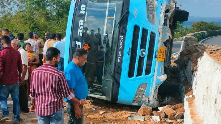 KSRTC bus topples near Chamundi Hill; one injured