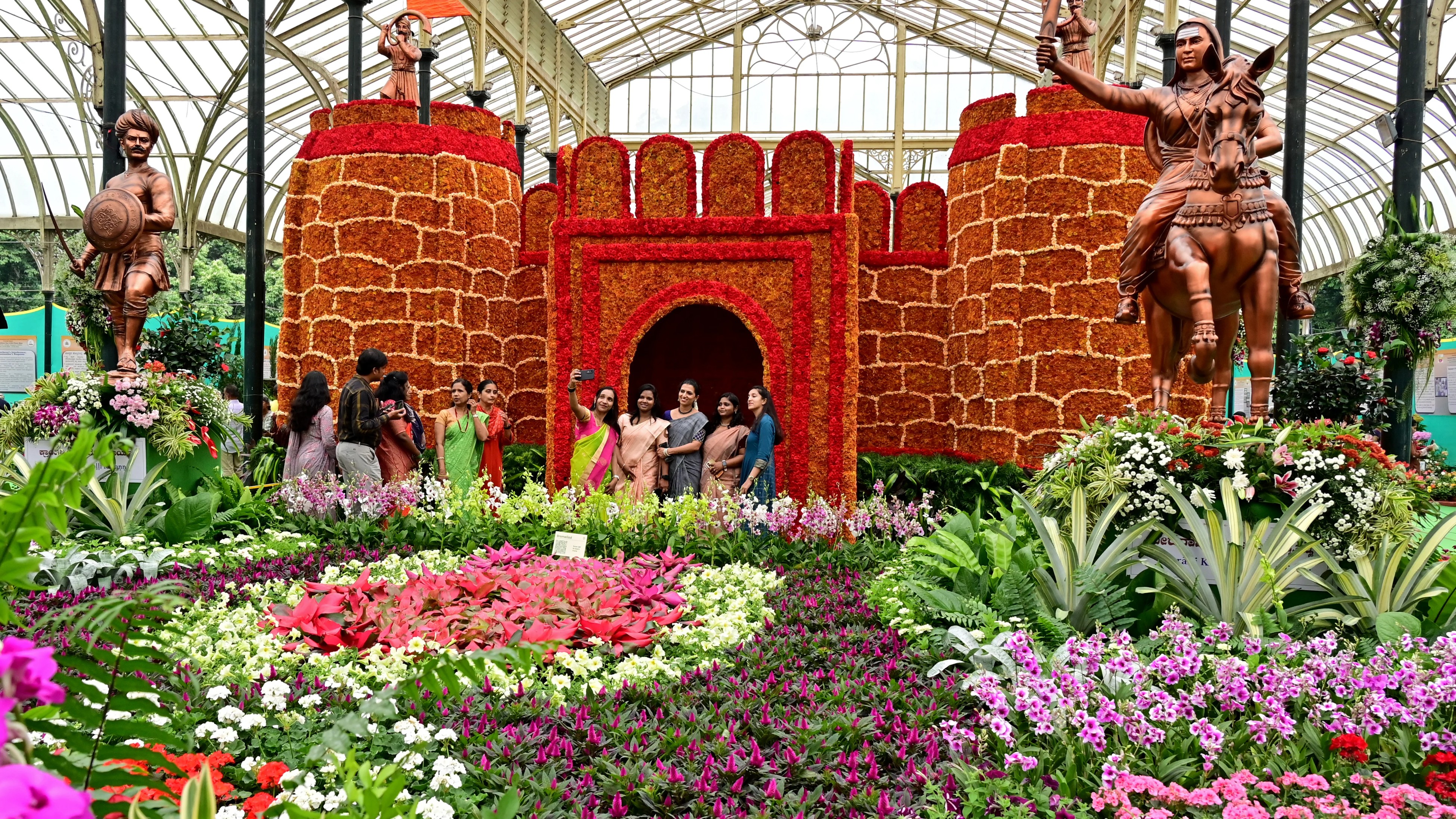 CM Siddaramaiah inaugurates I-Day flower show; hails Chennamma, Rayanna 