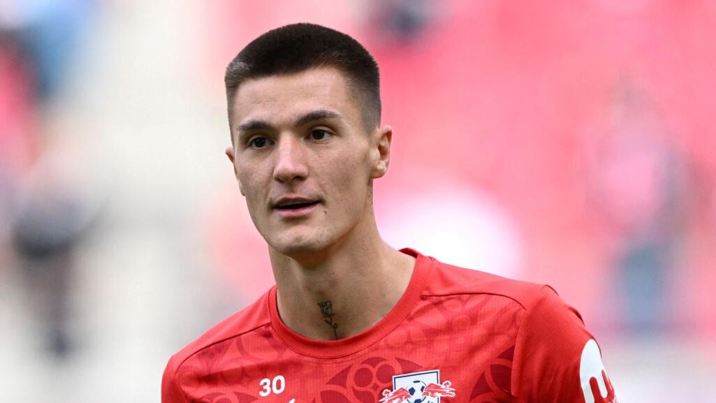 Manchester United sign striker Benjamin Sesko from Leipzig