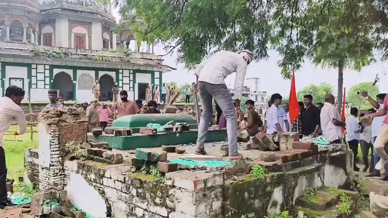 Saffron outfits go on rampage, damage 200-year old tomb in UP claiming it to be a temple